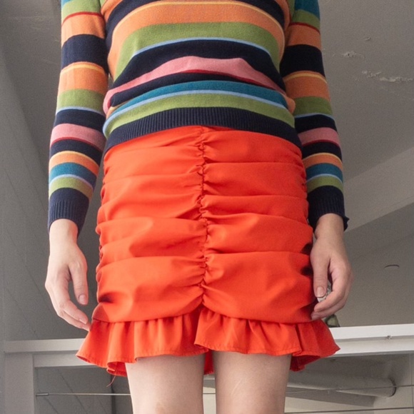Coral red miniskirt with ruching and ruffled hem. - Picture 1 of 8